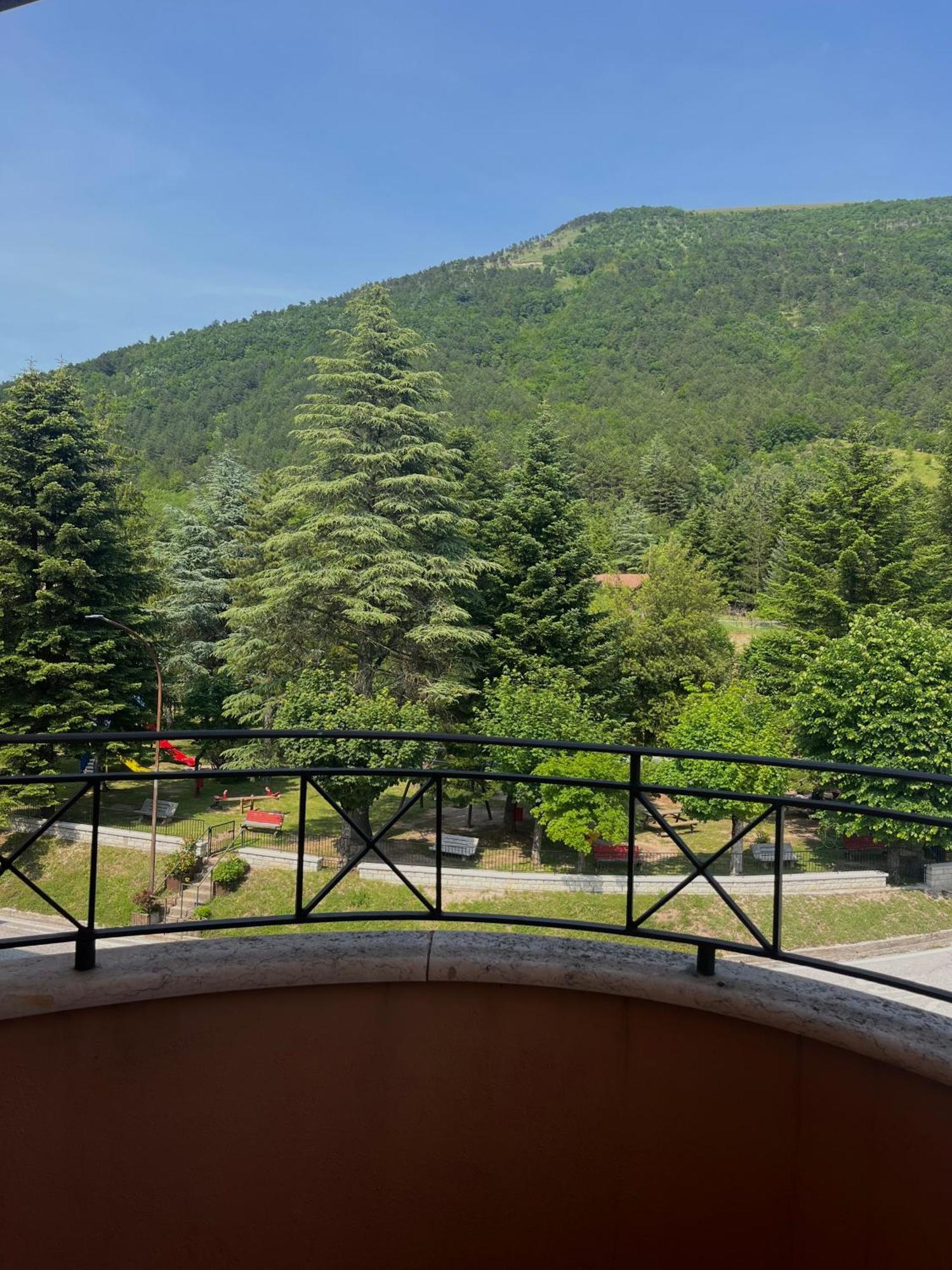 Hotel Ristorante Montenerone Apecchio エクステリア 写真