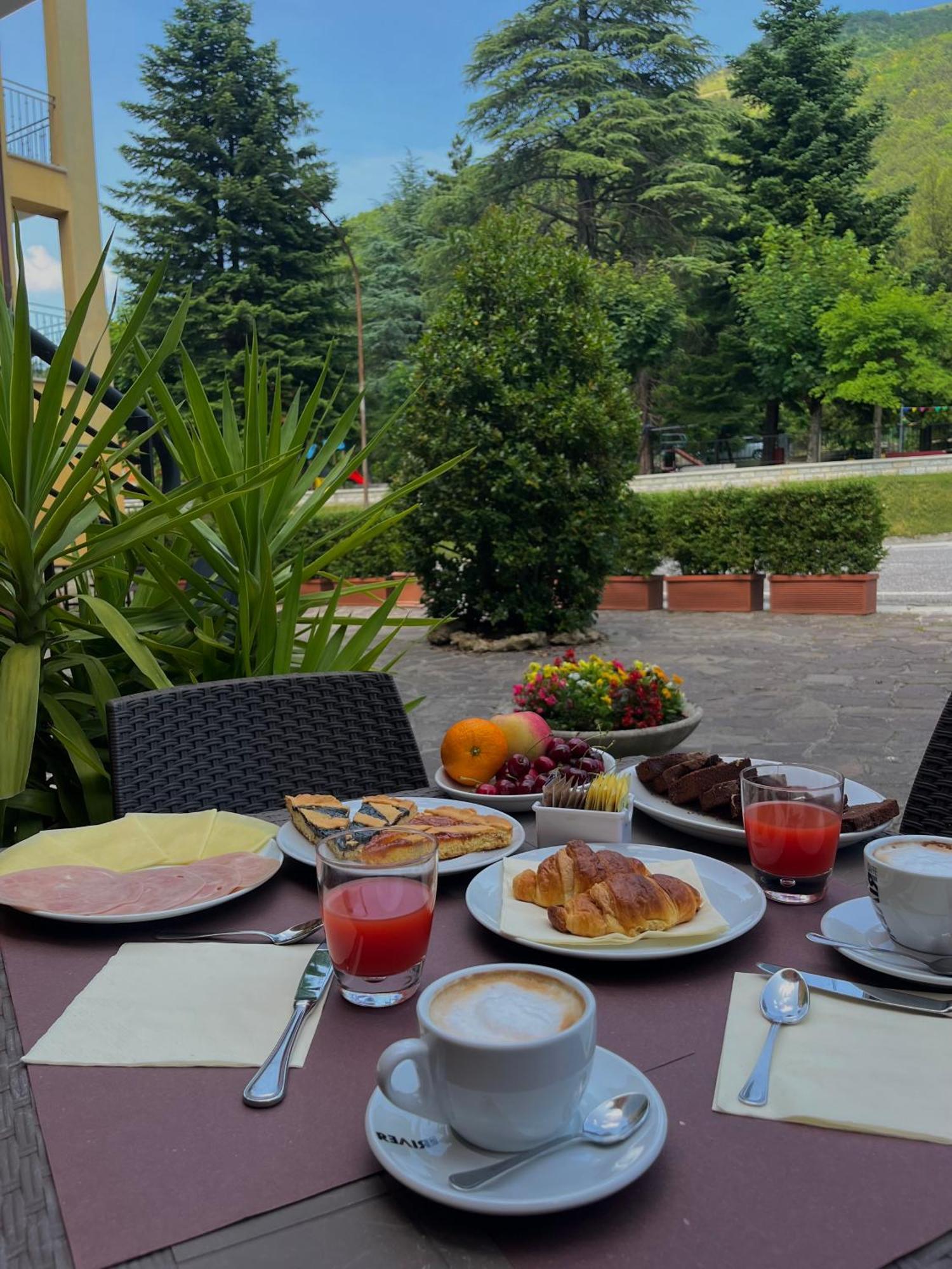 Hotel Ristorante Montenerone Apecchio エクステリア 写真