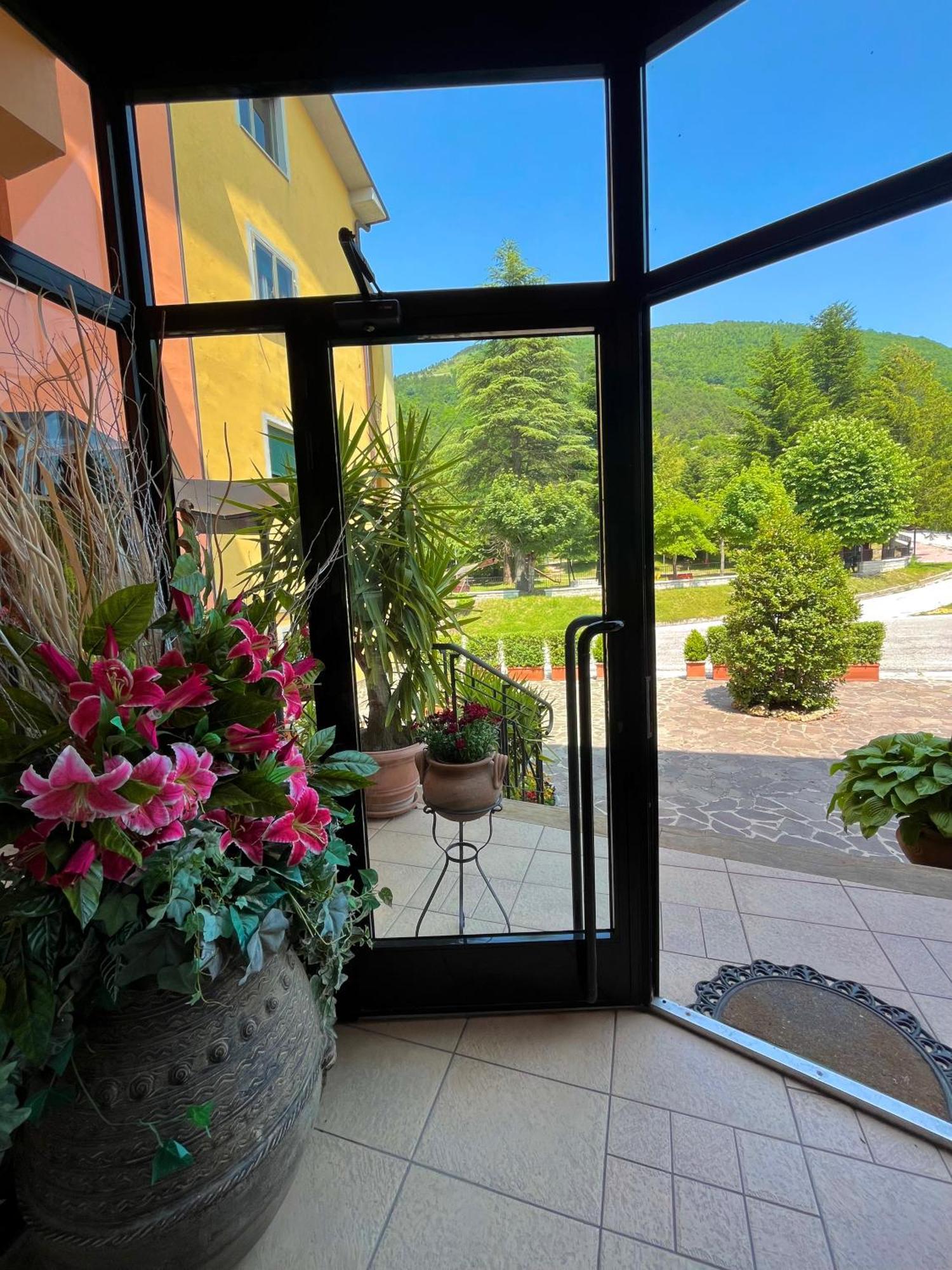 Hotel Ristorante Montenerone Apecchio エクステリア 写真