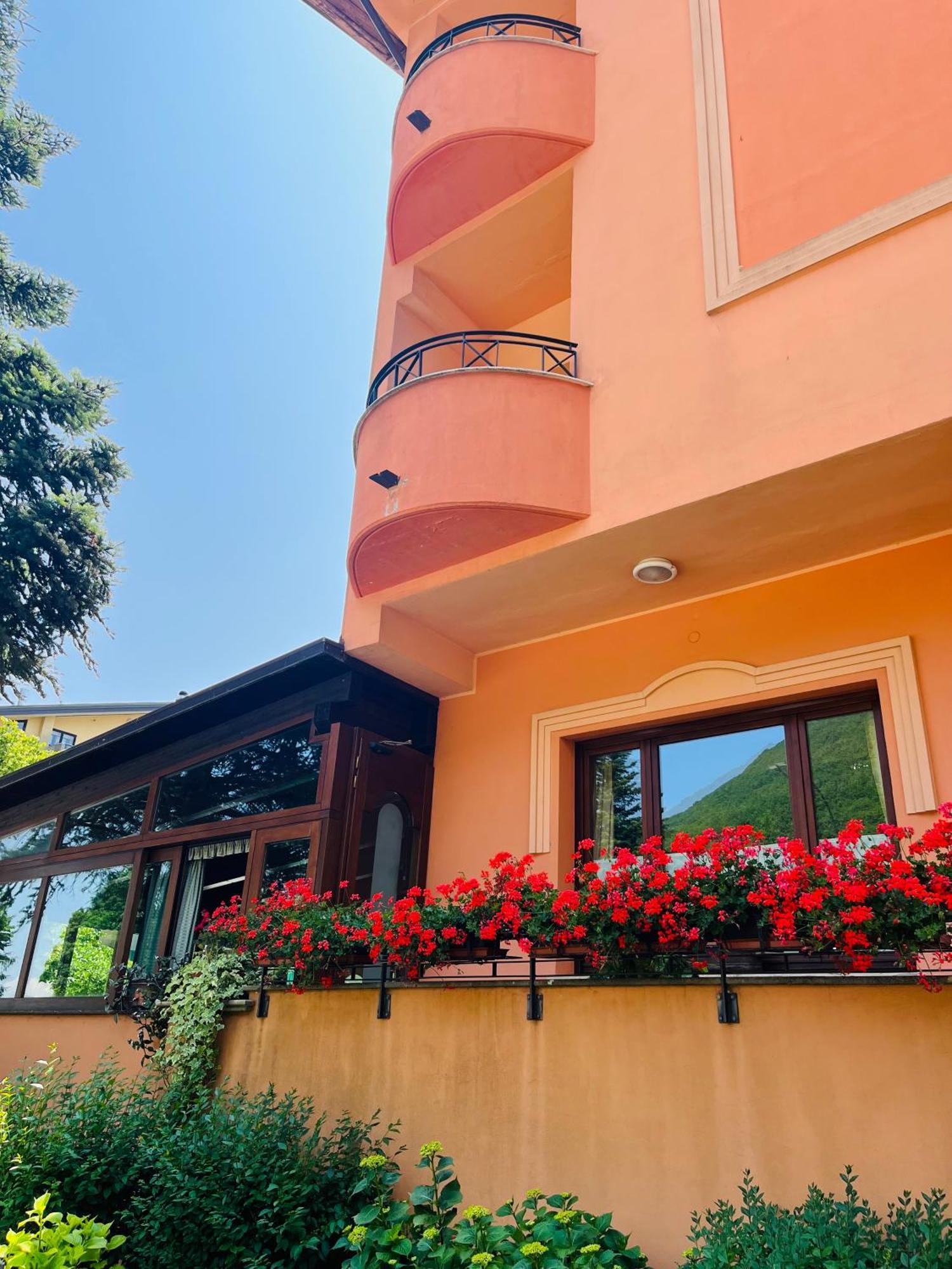Hotel Ristorante Montenerone Apecchio エクステリア 写真